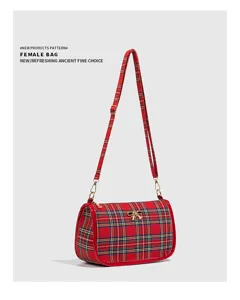 Sac porté épaule à carreaux rouges, détail texture tissu, bordure vernie et beau nœud.