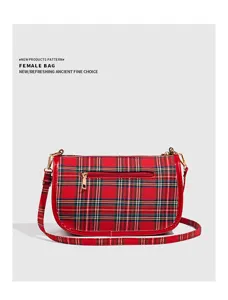 Détail de sac à bandoulière écossais rouge, sac à main vintage avec quincaillerie dorée.