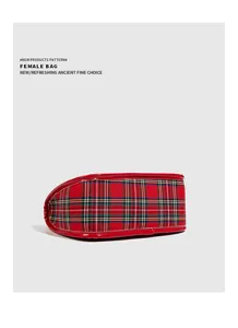 Détail en gros plan du sac à épaule à motif écossais rouge avec des bords en cuir verni.