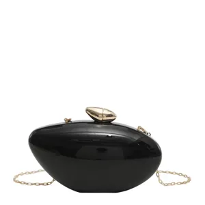 Elegante pochette nera a forma di proiettile con tracolla a catena dorata donna.