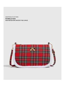 Sac à bandoulière écossais rouge avec bordure en peluche et beau nœud pour les femmes.