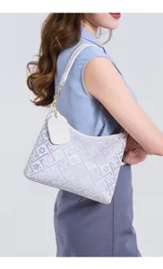 Gedetailleerde close-up van etnische jacquard patroon schouder onderarm tas