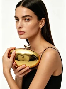 Borsa pochette rigida a uovo in metallo dorato da donna, elegante borsa da sera chic.