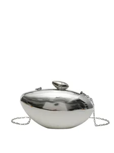 Borsa da sera a proiettile in metallo argentato con tracolla a catena da donna elegante e alla moda.