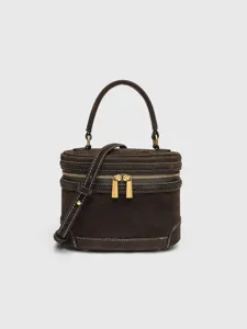 Braune Kosmetiktasche aus Wildleder mit Tragegriff und Schultergurt fuer den Alltag.