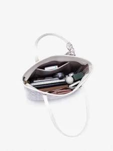 Witte ruime tote bag met sjaal, stijlvolle en grote schoudertas voor dagelijks gebruik.