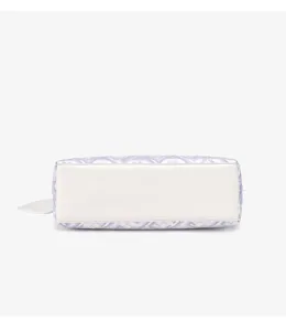 Gedetailleerd onderaanzicht van etnische jacquard stijl handtas met fijn geweven patronen.
