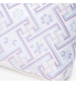 Detailopname van de jacquard stoffen tas met elegant paars en blauw monogram patroon.