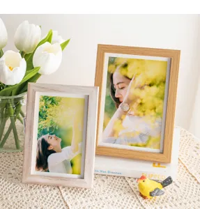 Cadre photo en bois simple présentoir de table détail, style déco maison élégant avec fleurs.