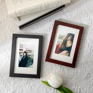 Cadre photo en bois minimaliste pour affichage de bureau, idéal pour la décoration.