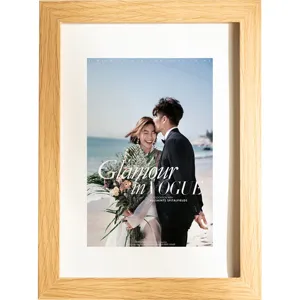 Cadre photo en bois clair minimaliste avec passe-partout blanc pour table et décoration murale.