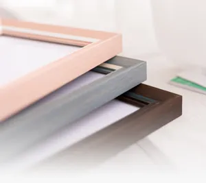 Minimalistischer Tisch-Bilderrahmen mit mehrfarbigem, gestapeltem Design für Zuhause.