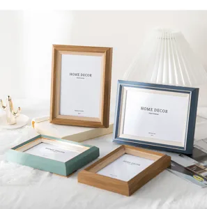 Set di cornici per foto minimaliste moderne ideali per la decorazione della casa.