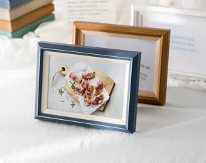 Dettaglio cornice per foto in legno minimalista moderna, elegante display da tavolo.