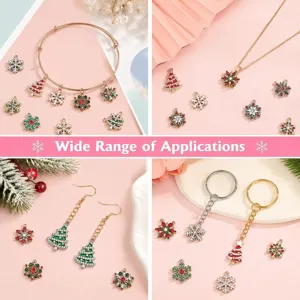 Detalle de accesorios de joyería DIY de Navidad con dijes de copo de nieve y árbol de estrás.