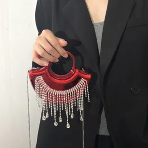 Sac de soirée rouge en acrylique et strass à franges, détail élégant chaîne épaule.