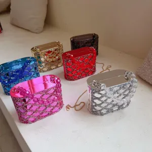 Detailopname van stijlvolle acryl strass cilinder ketting clutches in meerdere levendige kleuren.