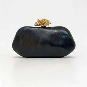 Schwarze unregelmäßige Abendtasche mit goldenem Kronenverschluss für elegante Anlässe