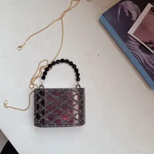 Luxe acryl strass avondtas met zwarte kralen handvat en stijlvolle gouden ketting.