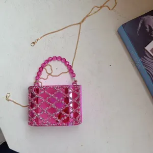 Stijlvolle roze acryl crossbody tas met strasssteentjes, ketting en kralen handvat.