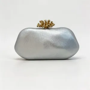Nahaufnahme der metallischen unregelmässigen Textur Clutch mit einem goldenen Verschluss.
