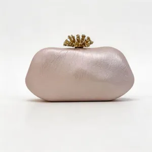 Elegante rosafarbene Clutch mit Goldkronen-Verschluss, Luxus-Abendtasche für Damen.