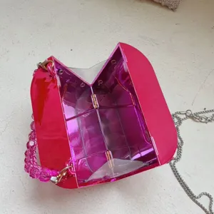 Roze glanzende acryl cilinder clutch tas met kralen handvat en metalen kettingriem.