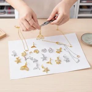 DIY oceaan sieraden hanger detailweergave met vergulde zeester en schildpad bedels.
