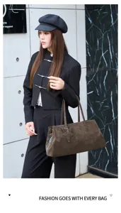 Zachte lederen shopper tas detail met sterhanger, dubbele handgrepen en voering.