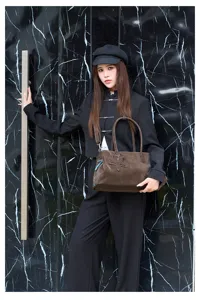 Zachte leren shopper tas voor vrouwen met ster hanger, grote capaciteit en mooie voering.