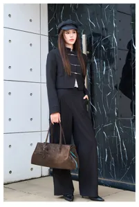 Zachte leren tote tas met sterhangertje en contrasterende voering, gedetailleerde streetwear.