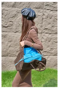 Gedetailleerd overzicht van de grote zachte leren shopper met blauwe voering en ster.