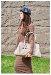 Dames grote capaciteit zachte leer shopper tas met stijlvolle ster hanger en handgrepen.