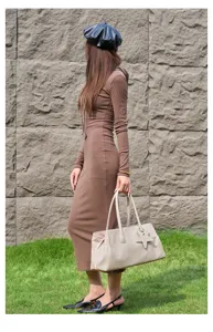 Europese stijl zachte lederen tote tas met ster hanger en contrasterende binnenkant detail.