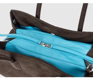 Donkerbruine lederen tote bag met helderblauw rits-binnencompartiment en handvatten.