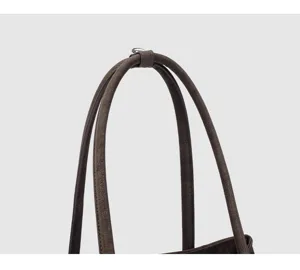 Detailopname toont het ontwerp van de handgreefriem van de zachte lederen shopper tas.