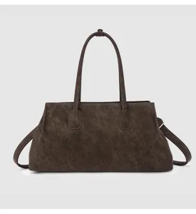 Gedetailleerd overzicht van de donkerbruine zachte lederen tote bag met gestructureerde handgrepen.