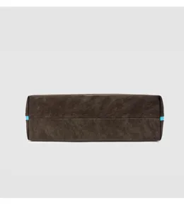 Gedetailleerd overzicht van de bruine zachte lederen tasbodem met opvallende blauwe accenten.