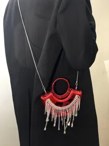 Sac de soirée rouge en acrylique avec strass étincelants, élégant sac bandoulière en chaîne.
