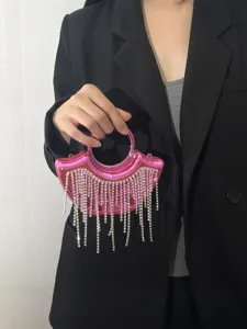 Sac a main de soiree en acrylique rose avec franges de strass, pochette de fete chic.