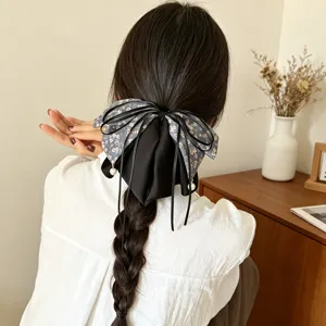Retro Stoff Haarspange mit Schleife und Perle, detaillierte Ansicht der Rückseite.