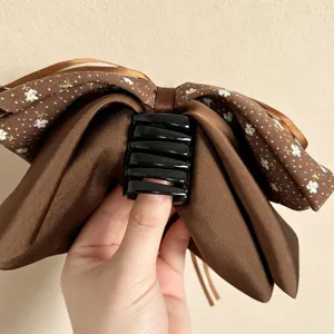 Schicke braune florale Schleifen-Haarklammer, elegantes Satin-Haaraccessoire für Frauen.