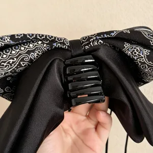 Detailansicht einer schicken koreanischen Paisley Blumen Schleife Haarklammer für elegante Frisuren.