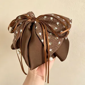 Braune Blumen Haar Schleife Haarklammer mit Bändern und Perlenanhängern, Detailansicht.