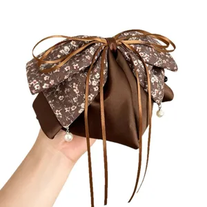 Retro Blumen Schleife Haarklammer mit braunen Satins Bändern und Perlen für Frauen.