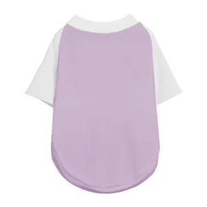 Vista dettagliata della maglietta per animali viola e bianca colorblock con maniche raglan.