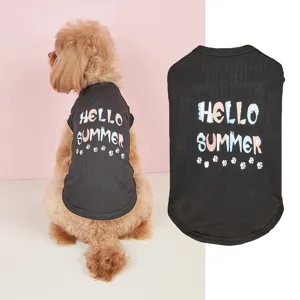 Vue détaillée du gilet d'été noir pour chien avec impression de lettres et pattes.