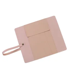 Nahaufnahme der pinken PU-Leder Roll-Make-up-Pinsel-Aufbewahrungstasche mit sicherem Druckknopf.