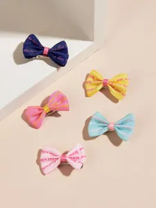 Vue détaillée de pinces à cheveux nœud style coréen mignon avec des imprimés anglais colorés.