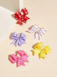 Vue de détail de jolis nœuds papillon pour animaux de compagnie avec ruban floral et perle.